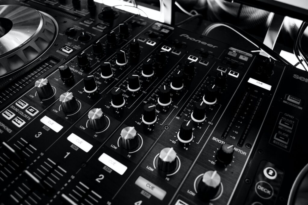 Picture of a DJ controller 5 Best DJ Controllers for Professional DJs